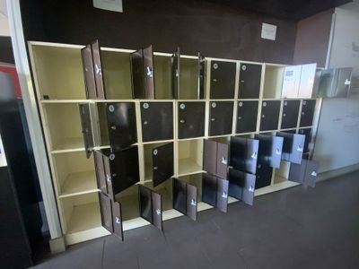 une rangée de casiers dans une pièce où se trouvent de nombreux cartons
