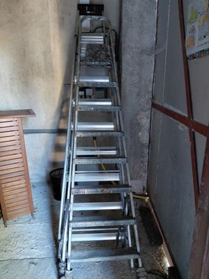 une échelle adossée au mur d'une pièce