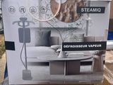 emballage d'une boîte sur laquelle figure l'image d'un salon avec un canapé et une table basse