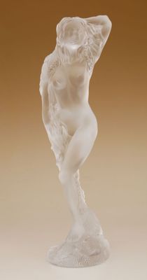 une image représentant une statue blanche d'une femme sur un socle