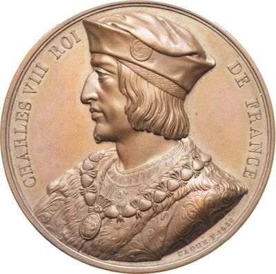 un gros plan d'une médaille sur laquelle figure un homme coiffé d'un chapeau