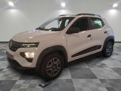 la voiture blanche est garée dans une pièce au sol en damier