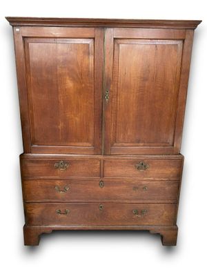 Armoire pantalonnière en noyer ouvrant par quatre tiroirs po…