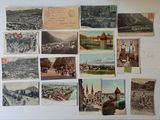 de nombreuses cartes postales anciennes accrochées au mur d'une pièce
