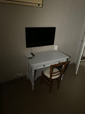 un bureau avec un ordinateur et une chaise dans une pièce