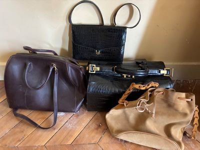 trois sacs posés par terre les uns à côté des autres
