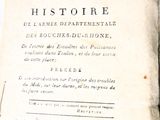 un vieux livre ouvert sur une table