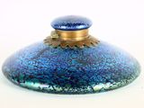 un vase bleu et vert avec un couvercle doré