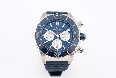la montre est posée sur une surface blanche, sur fond blanc