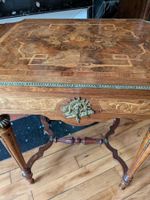 Table marquetée de trophées de musique ; elle ouvre à deux v… (photo 3)
