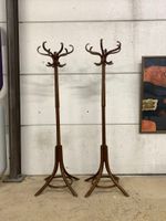THONET dans le goût de : Deux porte-manteaux en bois courbé … (photo 4)