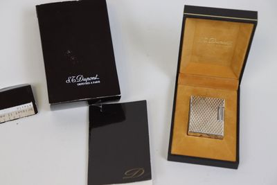 une boîte avec une montre à l'intérieur sur une table