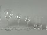 un ensemble de verres à vin et un vase posés sur une table