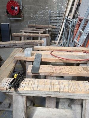 de nombreux morceaux de bois posés sur une table dans une pièce