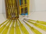 un paquet de pailles jaunes dans une boîte posée sur une table