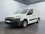 La camionnette blanche est garée dans la grande salle du bâtiment.