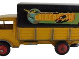 un petit camion jaune avec une pancarte à l'arrière