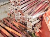 un tas de tuyaux métalliques rouillés posés sur le bord de la route