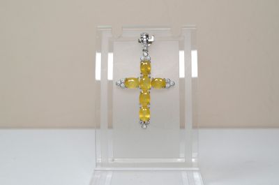 une croix jaune exposée dans une vitrine transparente