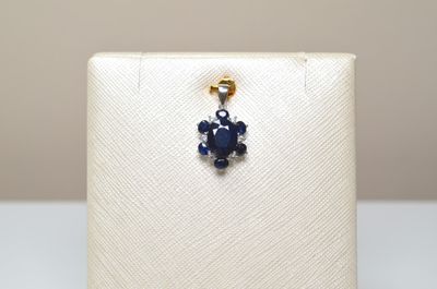 Un pendentif en argent 925 millièmes sertie au centre d'un s…