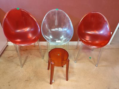 trois chaises et une table dans le coin d'une pièce