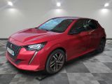 une voiture rouge garée dans un garage au sol en damier