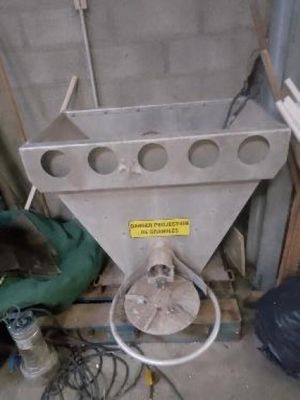 Saleuse pour camion 3T5. Marque : Delimbe.