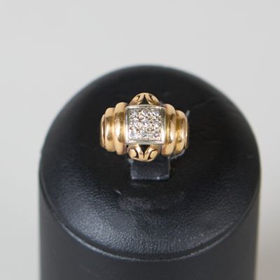une image représentant une bague en or sertie d'un diamant au centre