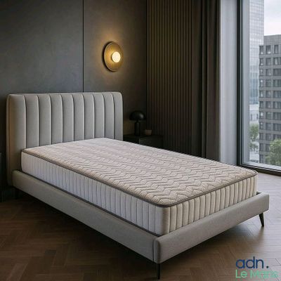 une photo d'une chambre avec un lit et une grande fenêtre