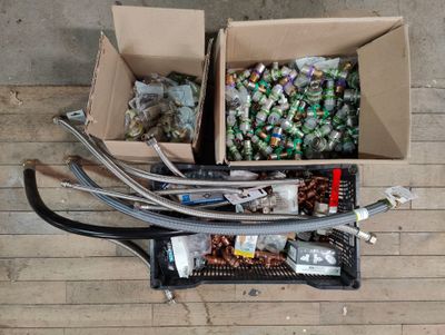 une boîte remplie d'objets hétéroclites posée sur le sol