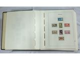 un livre ouvert dont les pages comportent des images de timbres