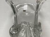 un vase en verre posé sur une boîte