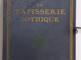 la couverture d'un livre avec des lettres dorées sur un mur blanc