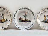 trois assiettes à motifs différents sur une table