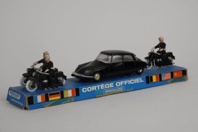 deux figurines représentant des personnes à bord d'une moto et d'une voiture