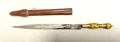 Couteau signé VENENOZA. Avec son fourreau en cuir.