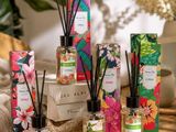 une sélection de roseaux et de bougies posés sur une table ornée de fleurs
