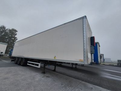 un camion semi-remorque garé sur le côté de la route