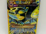 gros plan d'une carte pokemon sur une surface blanche