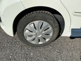 une voiture blanche garée sur le bord de la route