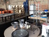 une table sur laquelle se trouve un bol, dans une pièce où se trouvent des tables et des chaises