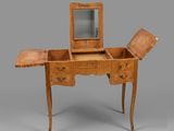 une coiffeuse ancienne en bois surmontée d'un miroir