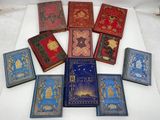 un grand nombre de livres posés sur une table