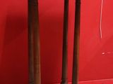 une petite table en bois sur laquelle reposent deux colonnes