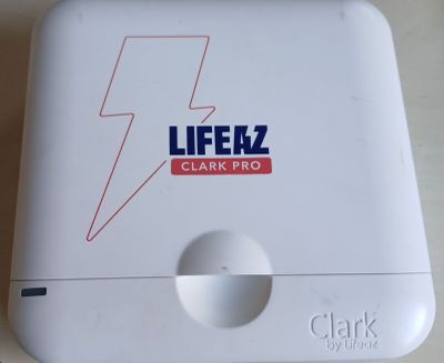 une boîte blanche sur laquelle est collé un autocollant rouge et bleu