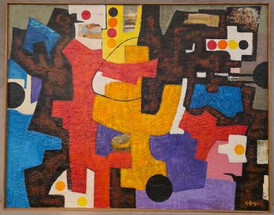 un tableau sur le mur d'une pièce avec un tableau sur le mur