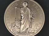 une pièce d'argent sur laquelle figure la statue de la Liberté