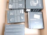 six cartons contenant différents types d'équipements électroniques dans un seul carton