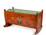 un berceau en bois orné d'un motif peint
