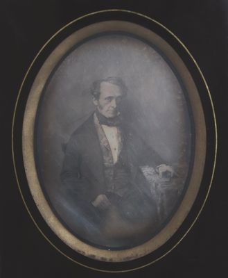portrait d'un homme avec un chien, dans un cadre noir
